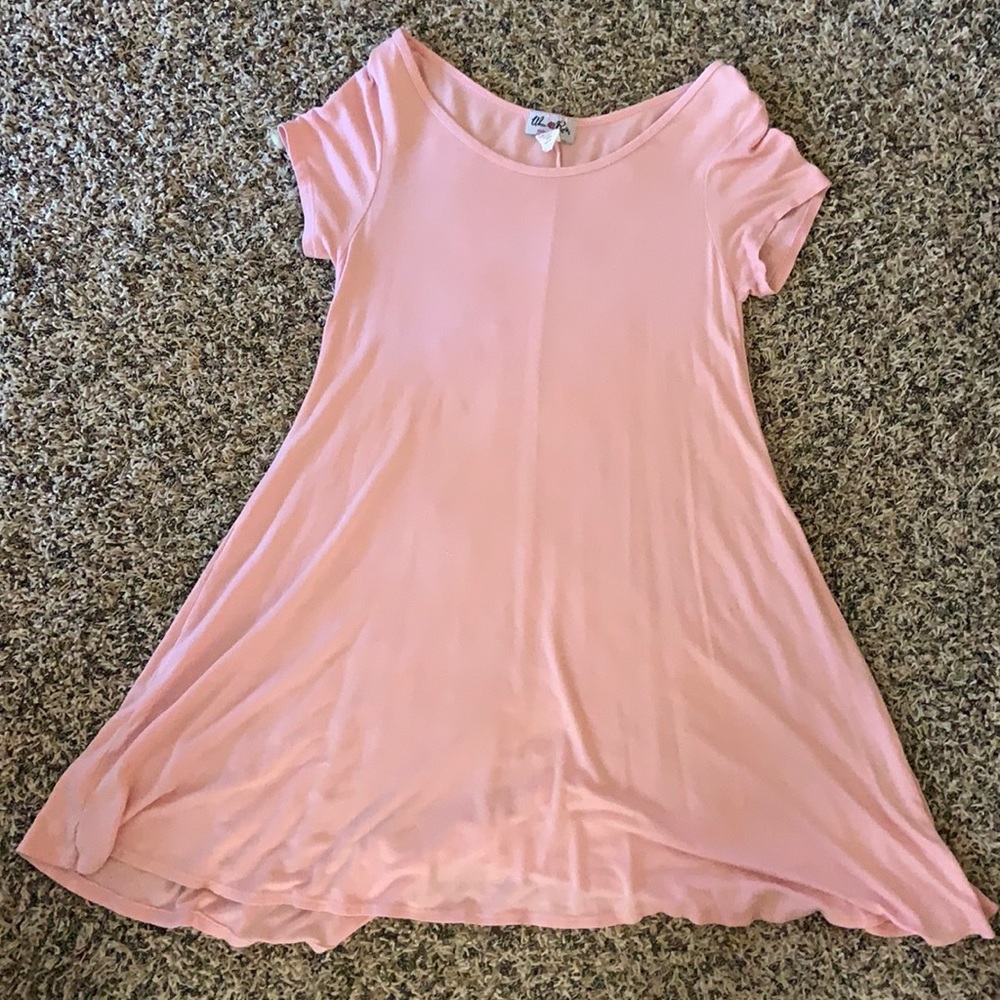 Women/junior pink short dress w/ short sleeves size large from local boutique
